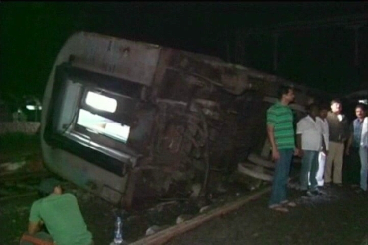 2killed8injuredintrainderailmentnearkalburgiinkarnataka